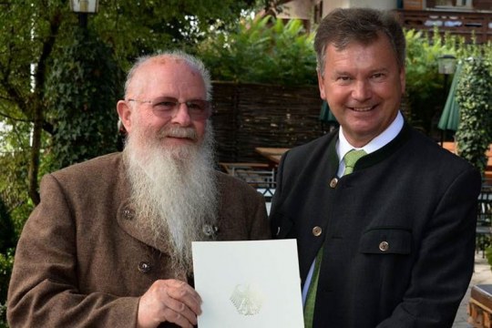 Gerhard Kinshofer ausgezeichnet mit der Verdienstmedaille des Verdienstordens der Bundesrepublik Deutschland | © Th. Plettenberg