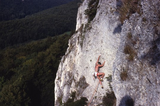 Mensch an einem Kletterfelsen | © LBV