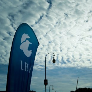 LBV Beachflag  aus einer leichten Froschperspektive mit Himmel und Wolken | © LBV