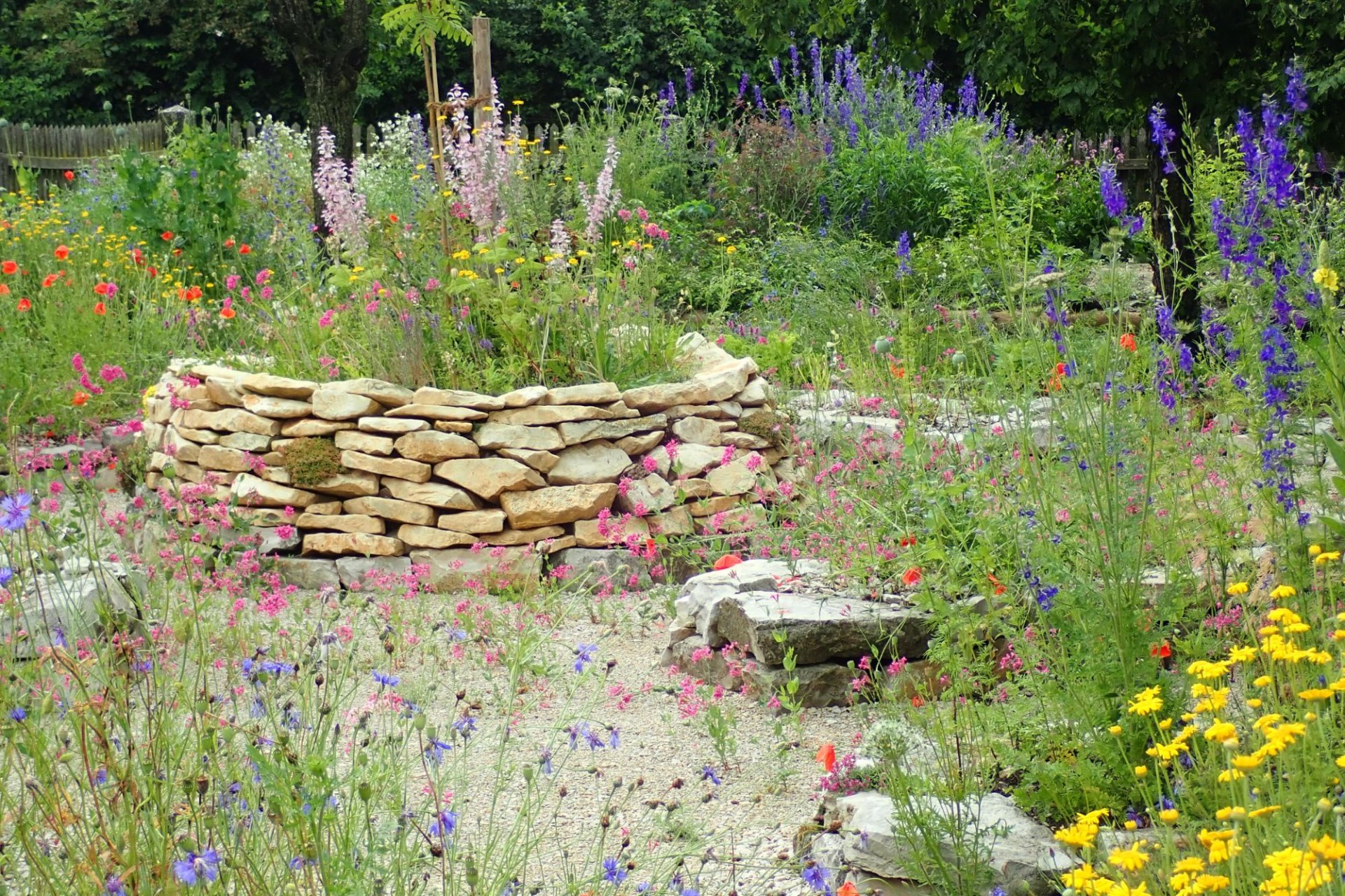 Naturnaher Garten mit Hochbeet aus Steinen und vielen bunten Pflanzen | © Birgit Helbig, LBV Bildarchiv
