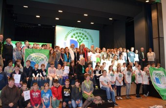 Gruppenfoto von der Veranstaltung zur Auszeichnung "Umweltschule in Europa" | © StMUV
