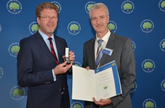 Bernd Kannenberg nimmt die Auszeichnung von Umweltminister Dr. Marcel Huber entgegen | © Stmuv
