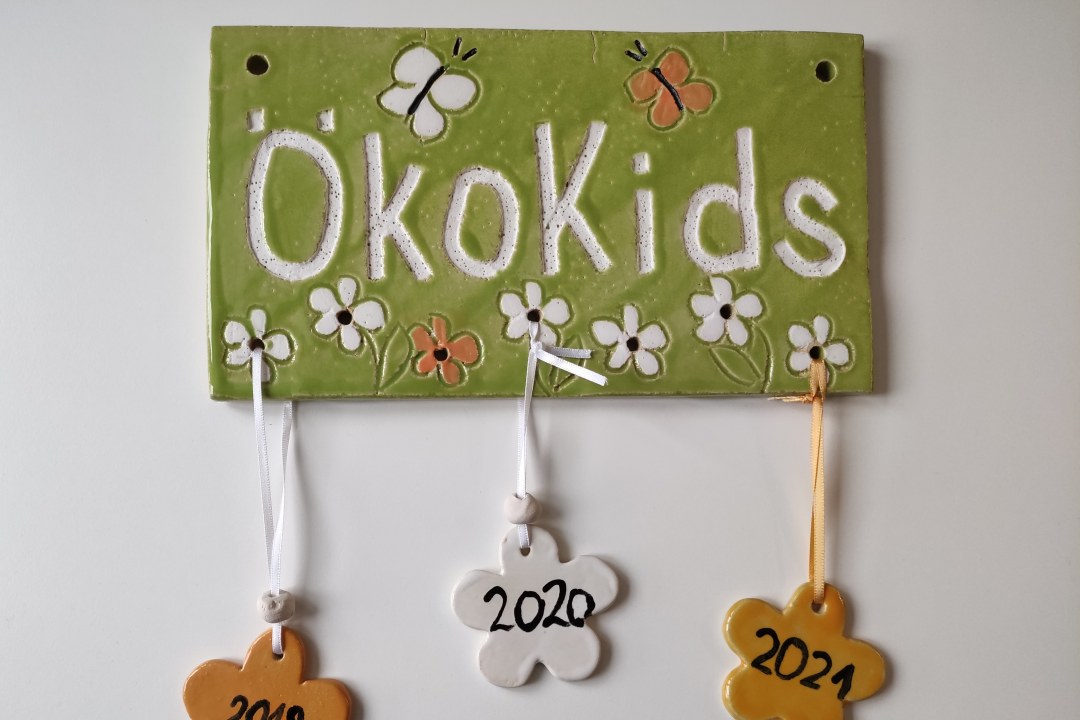 Keramiktafel mit Aufschrift ÖkoKids als Auszeichnung für die Kitas | © C. Schweiger