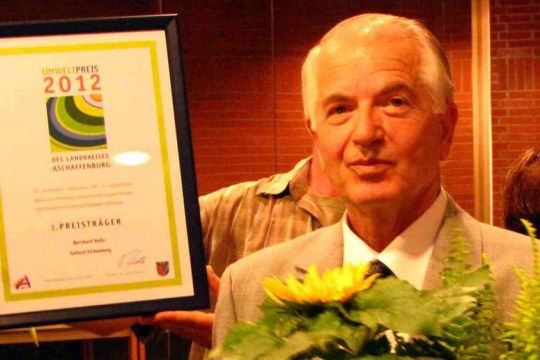 Bernd Hofer bekommt bei der Umweltpreisverleihung Urkunde und Blumen | © Thomas Staab