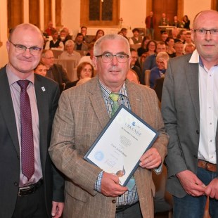 LBV Verdienstmedaille für Erich Schiffelholz (Mitte), links Dr. Norbert Schäffer, rechts Helmut Beran  | © Tobias Tschapka