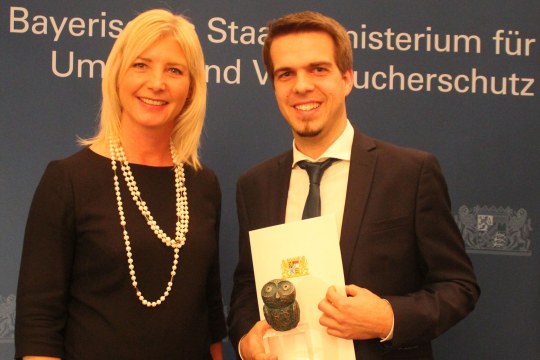 Verleihung Bayerischer Tierschutzpreis mit Umweltministerin Scharf und Preisträger Ferdinand Baer | © StMUV