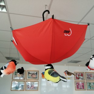 Roter Regenschirm mit Plüschvögeln | © Susanne Forkel