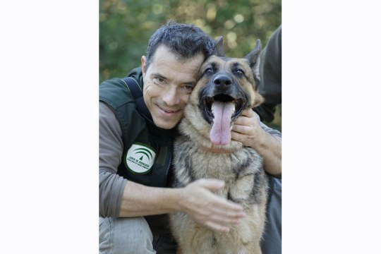 Spanischer Umweltfahnder Iñigo Fajardo mit Hund | © Privat
