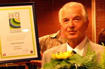 Bernd Hofer bekommt bei der Umweltpreisverleihung Urkunde und Blumen | © Thomas Staab