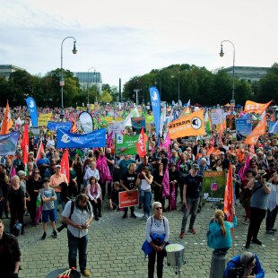 Tausende Menschen auf dem Königsplatz bei "Mia ham's satt", von der Bühne aus fotografiert | © LBV
