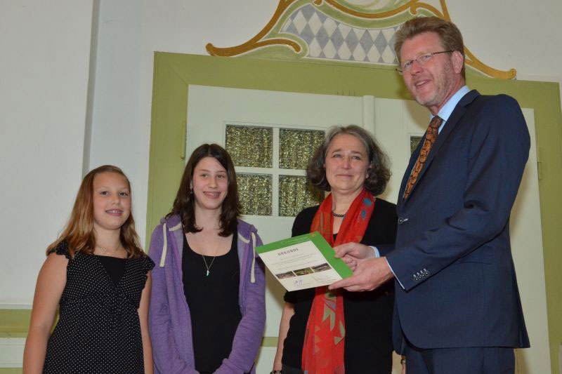 Umweltminister Huber übergibt die Urkunde des Schulgartenwettbewerbs | © StMUV