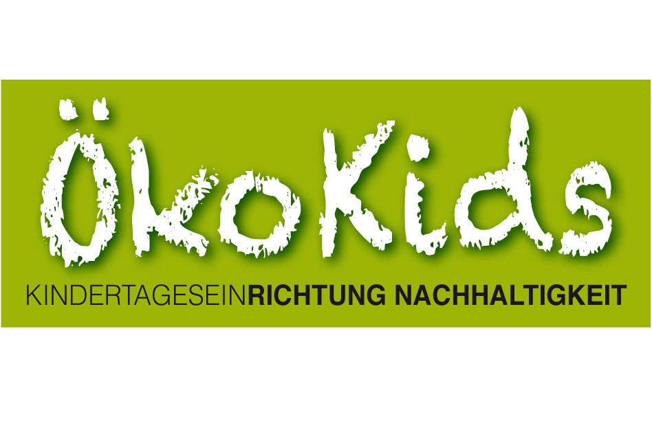 Das Logo der ÖkoKids in weißer Schrift auf grünem Grund