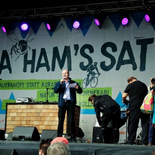 Dr. Norbert Schäffer hält eine Rede bei der Demo "Mia ham's satt" auf der Bühne | © LBV