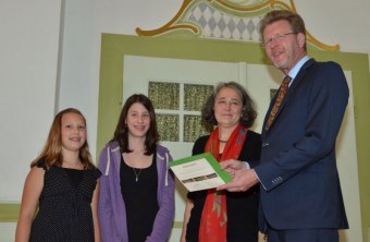 Umweltminister Huber übergibt die Urkunde des Schulgartenwettbewerbs | © StMUV