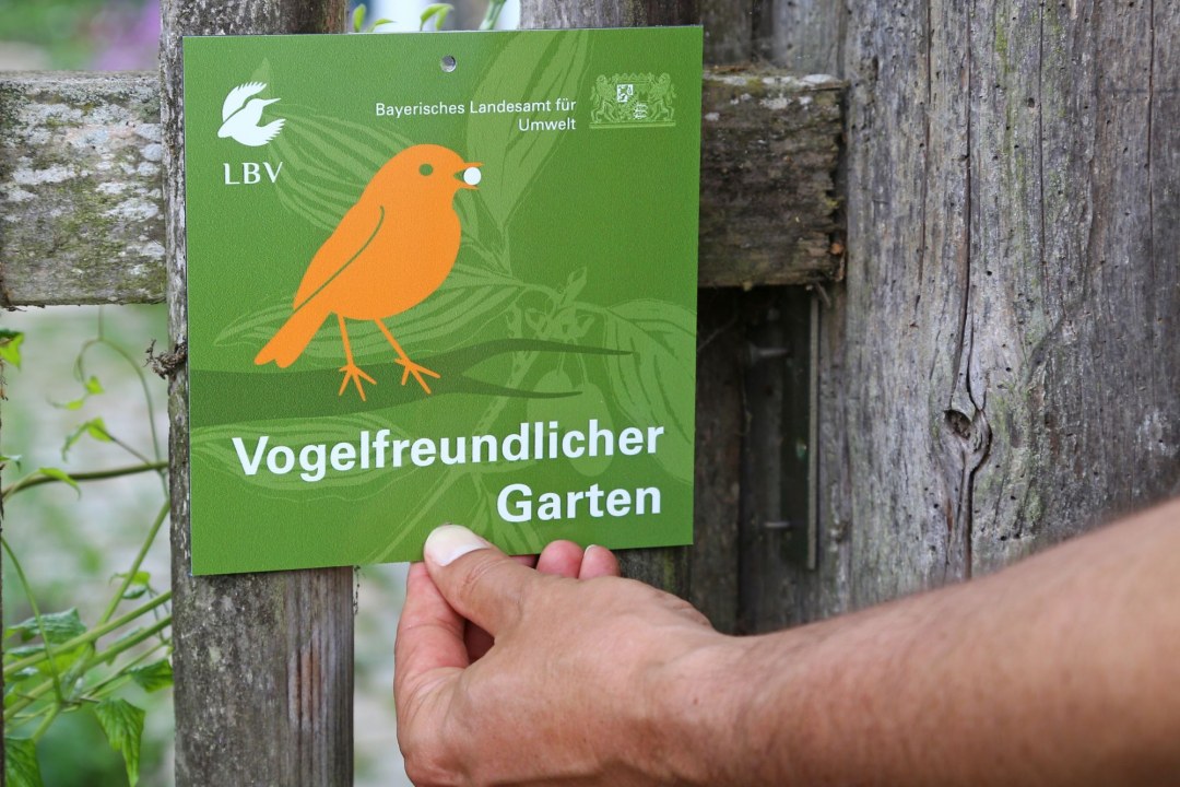 Plakette Vogelfreundlicher Garten | © Carola Bria