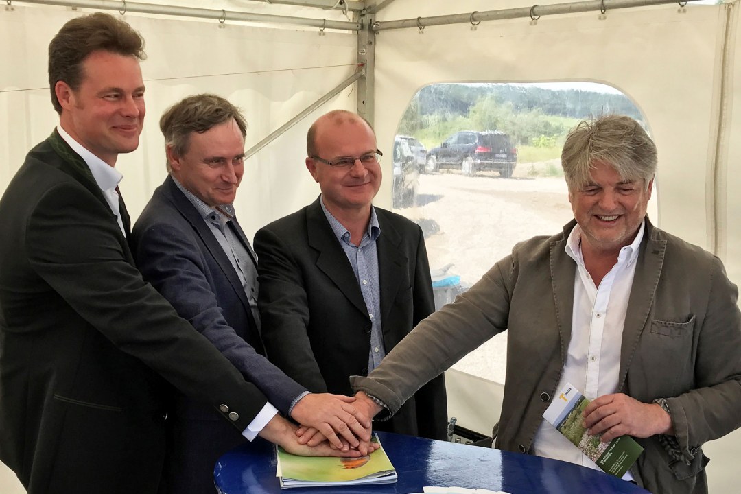 Symbollischer Handschlag zum Vertragsabschluss zwischen LBV und Bayerischen Industrieverband Baustoffe, Steine und Erden | © LBV