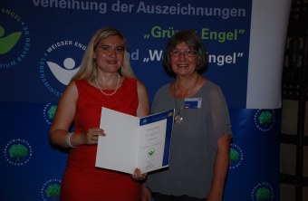 Inge Pfeifer erhält die Auszeichnung Grüner Engel | © Stmuv