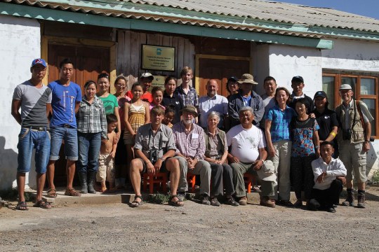 Gruppenfoto aller Beteiligten bei der Eröffnung des Gobibär-Zentrums in der Mongolei | © Jochen Fünfstück