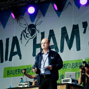 Dr. Norbert Schäffer hält eine Rede bei der Demo "Mia ham's satt" auf der Bühne | © LBV