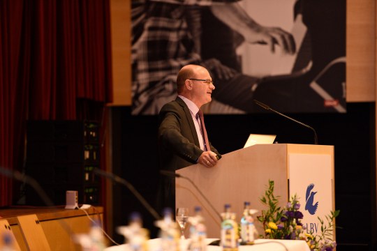 1. LBV-Vorsitzender Dr. Norbert Schäffer spricht vor dem LBV-Pult | © Hermann Rupp