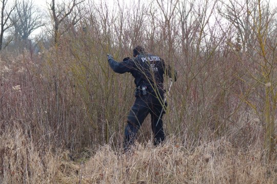 Polizist durchsucht Gestrüpp | © Polizei Niederbayern