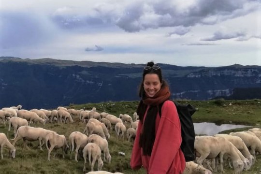 Christina Heindl im Urlaub vor einer Herde Schafe