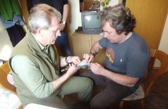 Dr. Chris Hewson und Heinz Armer beim Besendern eines bayerischen Kuckucks | © F. Herzog