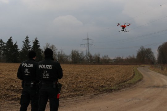 Zwei Polizisten steuern in der Luft fliegende Drohne | © Polizei Niederbayern