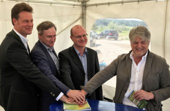 Symbollischer Handschlag zum Vertragsabschluss zwischen LBV und Bayerischen Industrieverband Baustoffe, Steine und Erden | © LBV