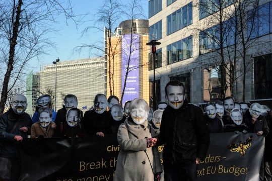 Protestaktion für mehr Geld im Naturschutz in Brüssel, viele Menschen sind als EU-Abgeordnete verkleidet und haben Papp-Masken auf | © Sonja Goicoechea