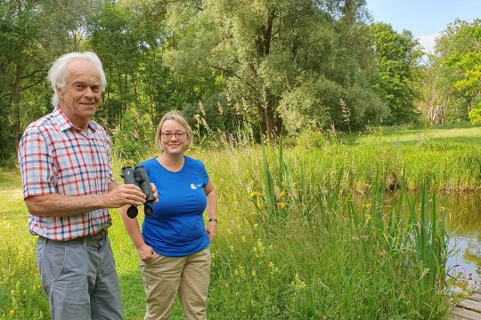 Lena Heuß (BGS Schwaben) und Hubert Göppel im Naturgarten mit SWAROVSKI OPTIK Hauptgewinn Stunde der Gartenvögel 2023