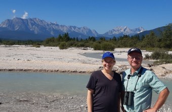 Katharina Schulze und Norbert Schäffer mit Trockenlebensräumen und Bergen im Hintergrund | © LBV