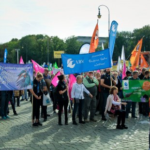Kundgebungen auf dem Königsplatz beginnen. Viele LBV-Banner im Vordergrund, im Hintergrund Piraten-Flaggen | © LBV