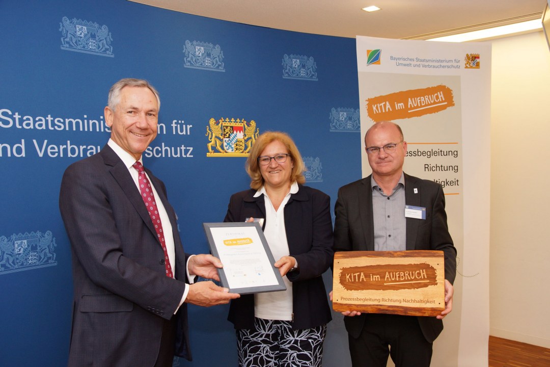 Amtschef Dr. Christian Barth (l.) bei der Übergabe der Auszeichnung des Kindergartens Olching, zusammen mit Dr. Norbert Schäffer vom LBV (r.) | StMUV