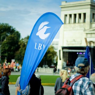 LBV Beachflag in blau am Anfang der Demo "Mia ham's satt" auf dem Königsplatz | © LBV