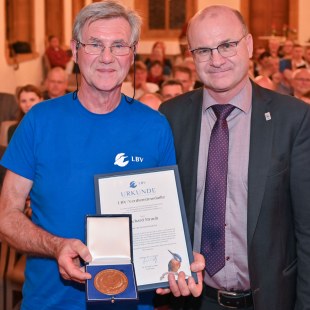 LBV Verdienstmedaille für Richard Straub, rechts Dr. Norbert Schäffer | © Tobias Tschapka