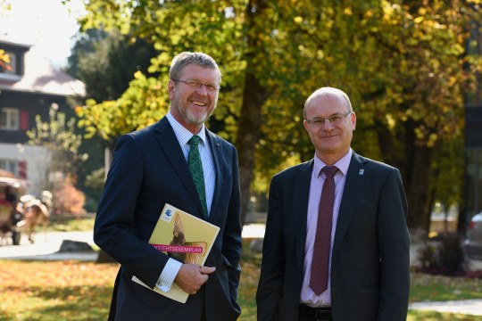 Bayerischer Umweltminister Dr. Marcel Huber mit dem 1. LBV-Vorsitzenden Dr. Norbert Schäffer | © Hermann Rupp