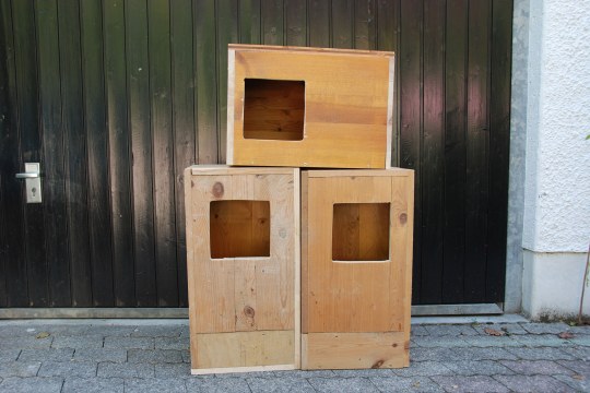 Drei Nistkästen für Dohlen aus Holz. Zwei stehen nebeneinander, die andere liegt obendrauf | © Sylvia Weber