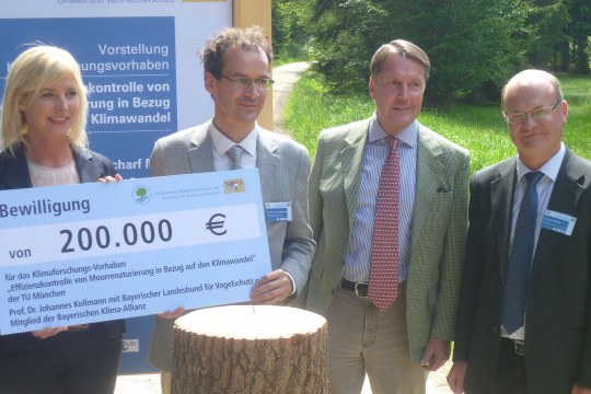 Umweltministerin Scharf übergibt Bewilligung von 200 000€ an Projektpartner LBV und TU München | © Helmut Beran