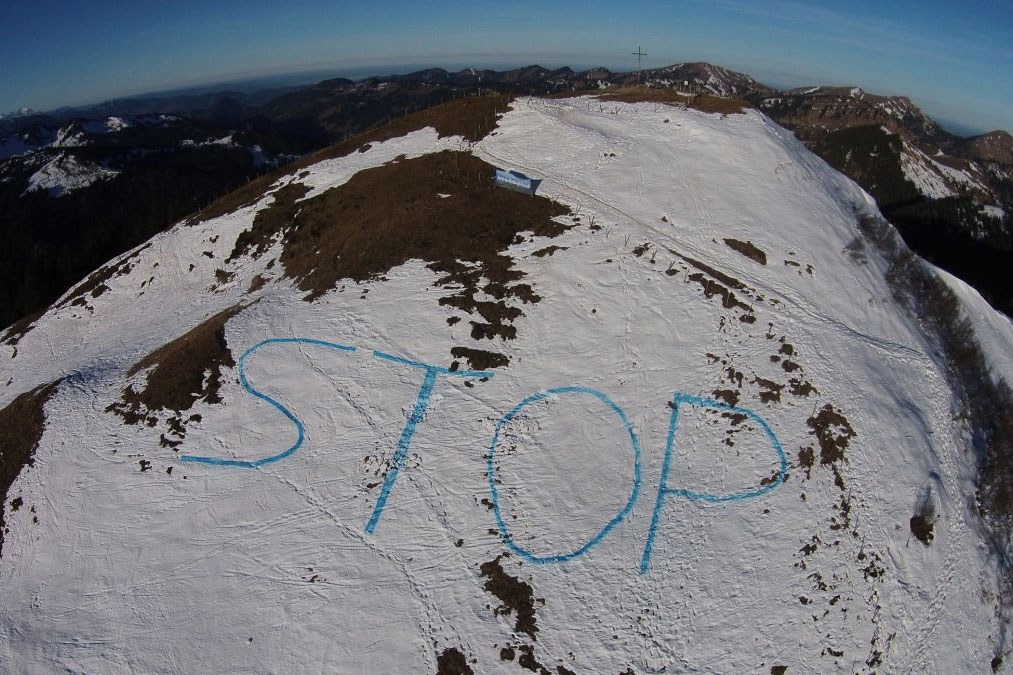 Die Aufschrift Stop steht im Schnee des Riedberger Horns | © LBV