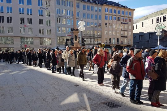 Schlange vor dem Marienplatz in München zur Eintragung fürs Volksbegehren | © LBV