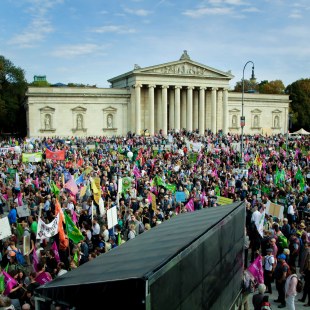 Eine bunte Menschenmenge auf dem Königsplatz in München | © LBV