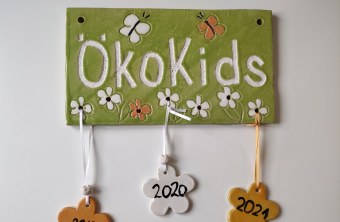 Keramiktafel mit Aufschrift ÖkoKids als Auszeichnung für die Kitas | © C. Schweiger