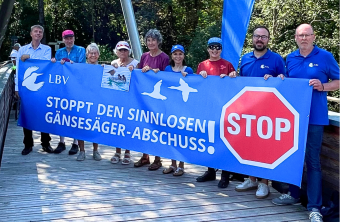 Protestbanner gegen Gänsesägerabschüsse | © Hanne Wiesener