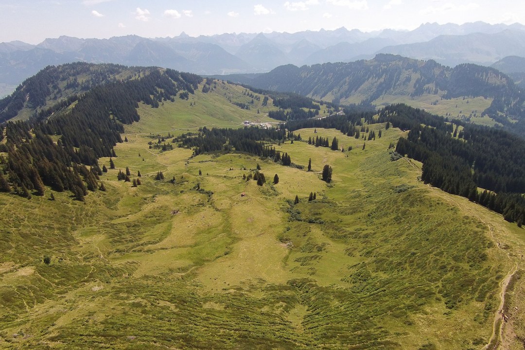 Gipfel des Riedberger Horns im Sommer Richtung Grasgehren | © Henning Werth