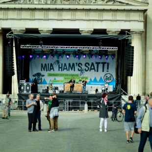 Live-Bühne bei "Mia ham's satt" auf dem Königsplatz um etwa 10:40 Uhr, der Platz ist noch relativ leer und die erste Band probt | © LBV