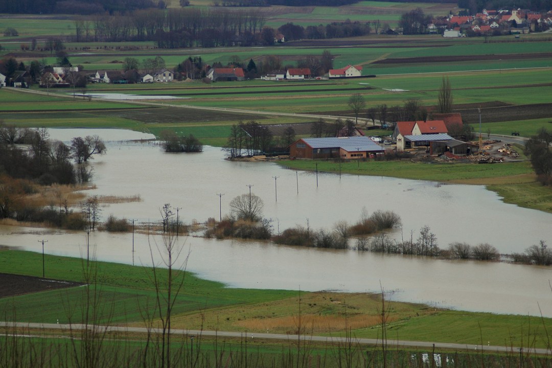 Hochwasser an der Schwarzach, eine Ortschaft ist überflutet | © Eva Schubert