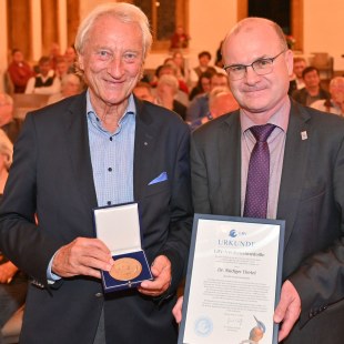 LBV Verdienstmedaille für Dr. Rüdiger Dietel, rechts Dr. Norbert Schäffer  | © Tobias Tschapka
