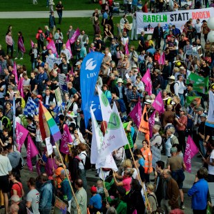 Bunte Menschenmenge mit vielen Farben und Bannern auf dem Königsplatz | © LBV