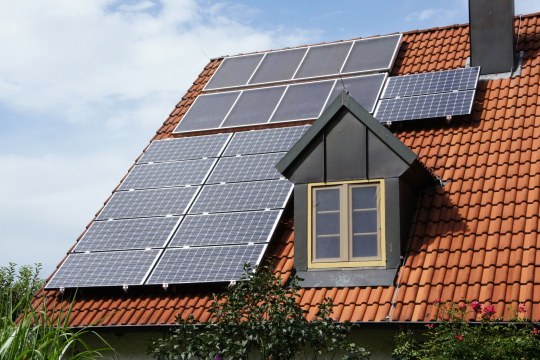 Photovoltaikanlage auf einem Dach  | © Peter Bria